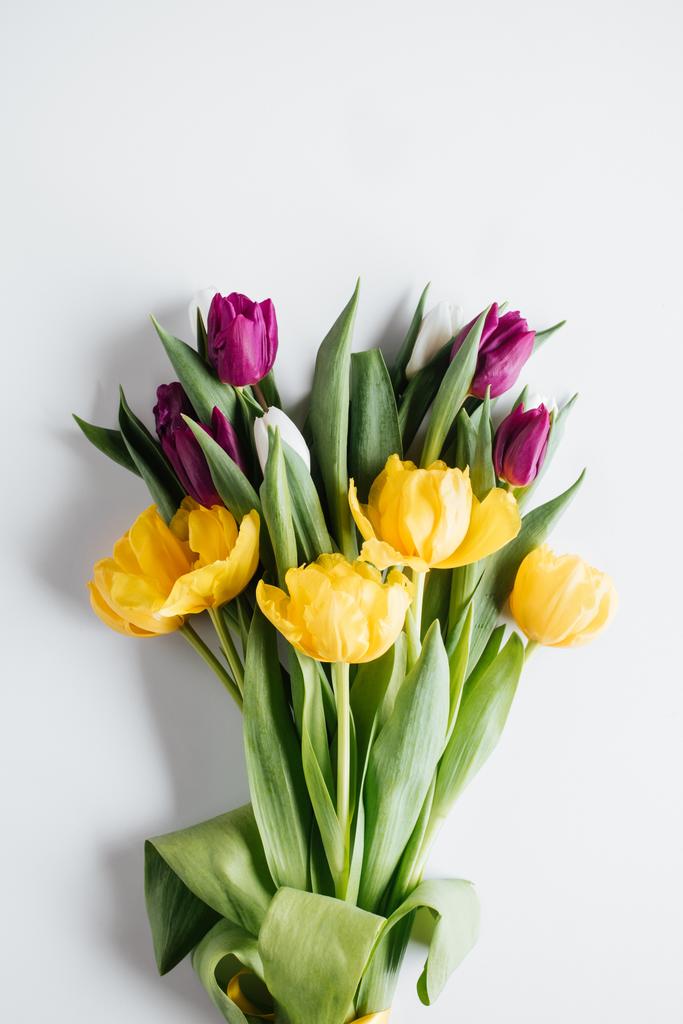 pohled shora kytice tulipány fialové a žluté na bílém - Fotografie, Obrázek