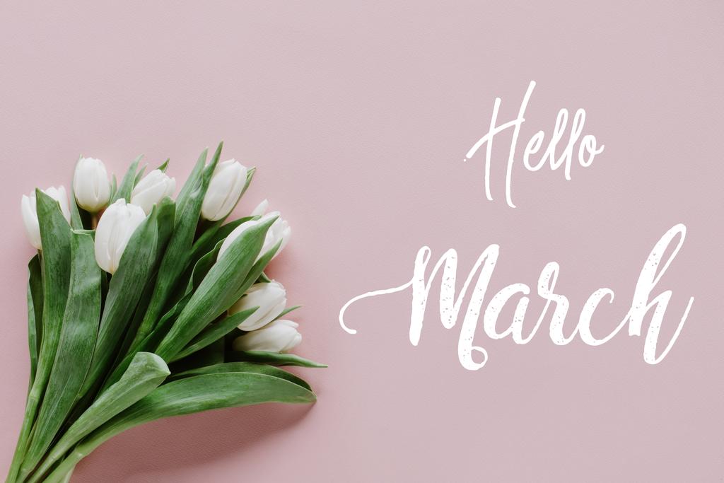 rózsaszín Hello március betűkkel, a fehér tulipán csokor-felülnézet - Fotó, kép