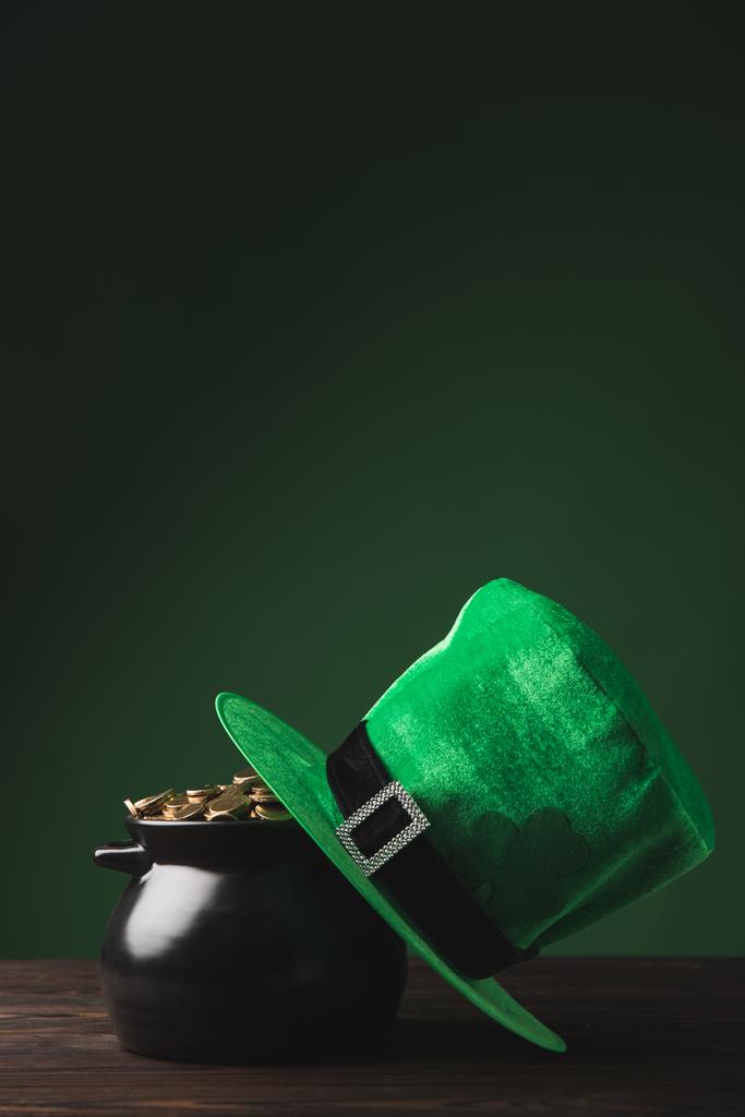 pot de pièces d'or et chapeau vert sur la table, st patricks concept de jour
 - Photo, image