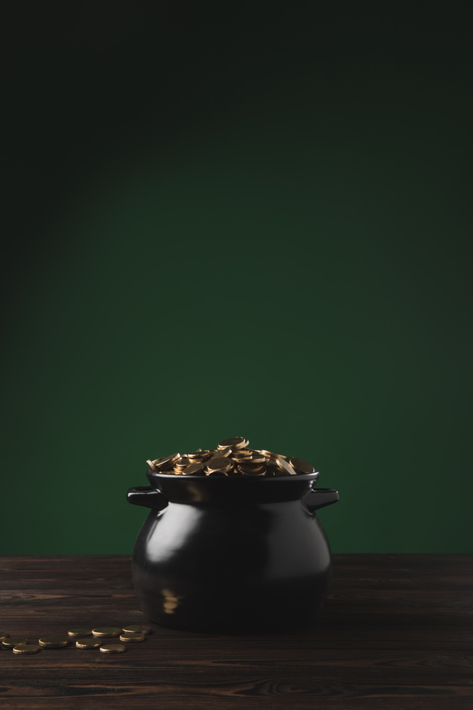 fekete fazék aranyat a fából készült asztal, a zöld, Szent patricks nap koncepció - Fotó, kép