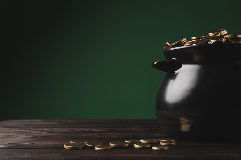 gouden munten in pot en op houten tafel, st patricks dag concept - Foto, afbeelding