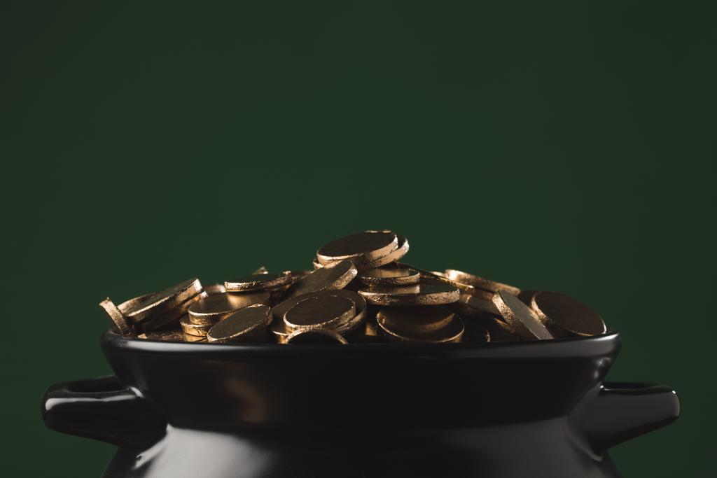 鍋に、st の黄金のコインを輝いているパトリックの日の概念 - 写真・画像