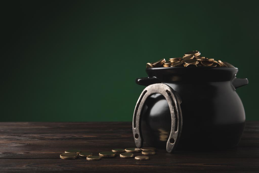 olla con monedas de oro y herradura en la mesa, San Patricio concepto de día
 - Foto, Imagen
