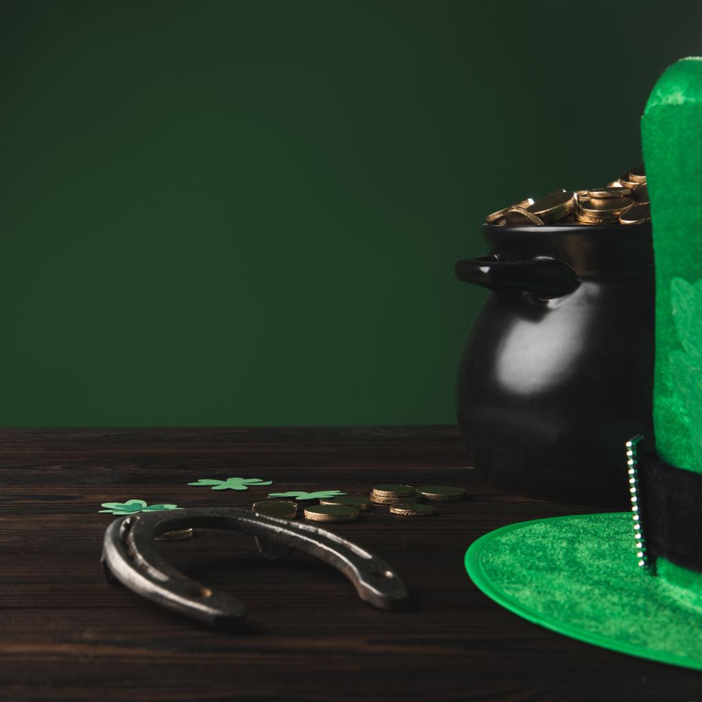 Goldmünzen, Hufeisen und grüner Hut auf Holztisch, Konzept zum Vatertag - Foto, Bild