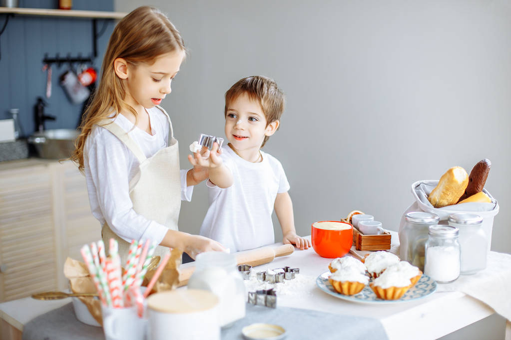 Gyerekek, főzés, sütés a cookie-k konyha koncepciót. - Fotó, kép