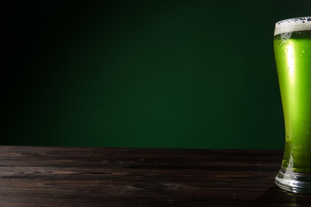 szkło zielone piwo z pianką na drewnianym stole, st patricks day koncepcja - Zdjęcie, obraz