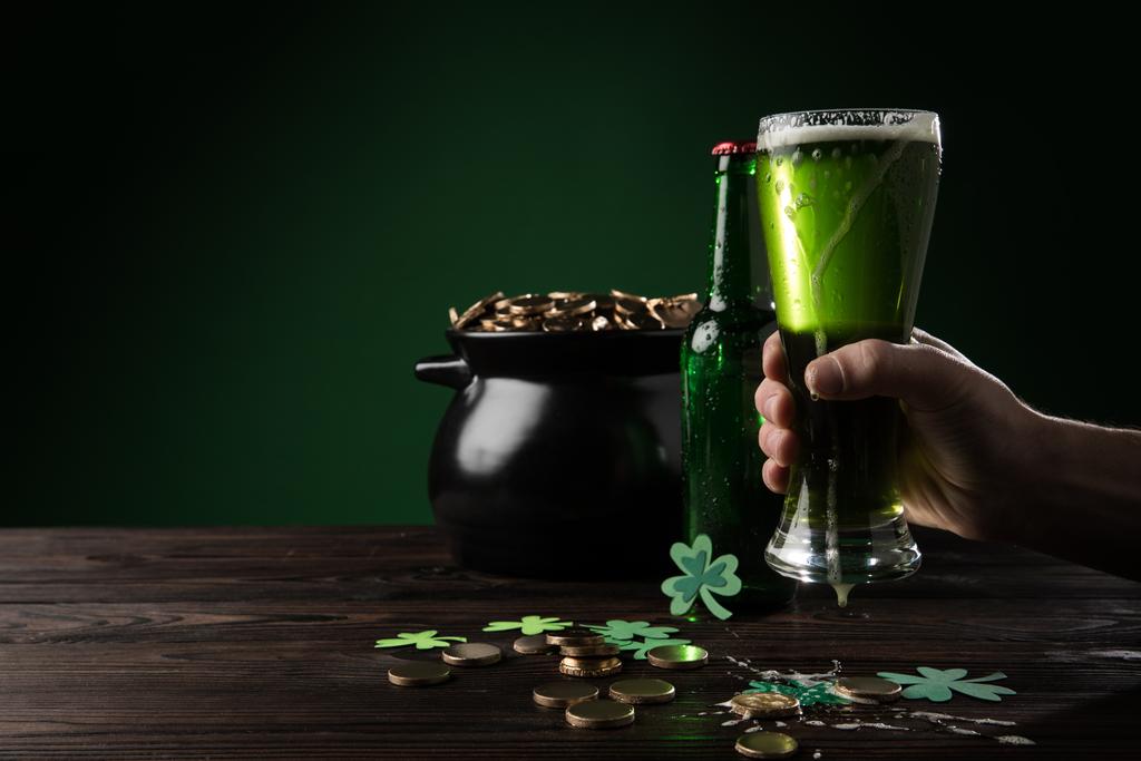 緑の新鮮なビール、st のガラスを保持している男の画像をトリミング パトリック日コンセプト - 写真・画像