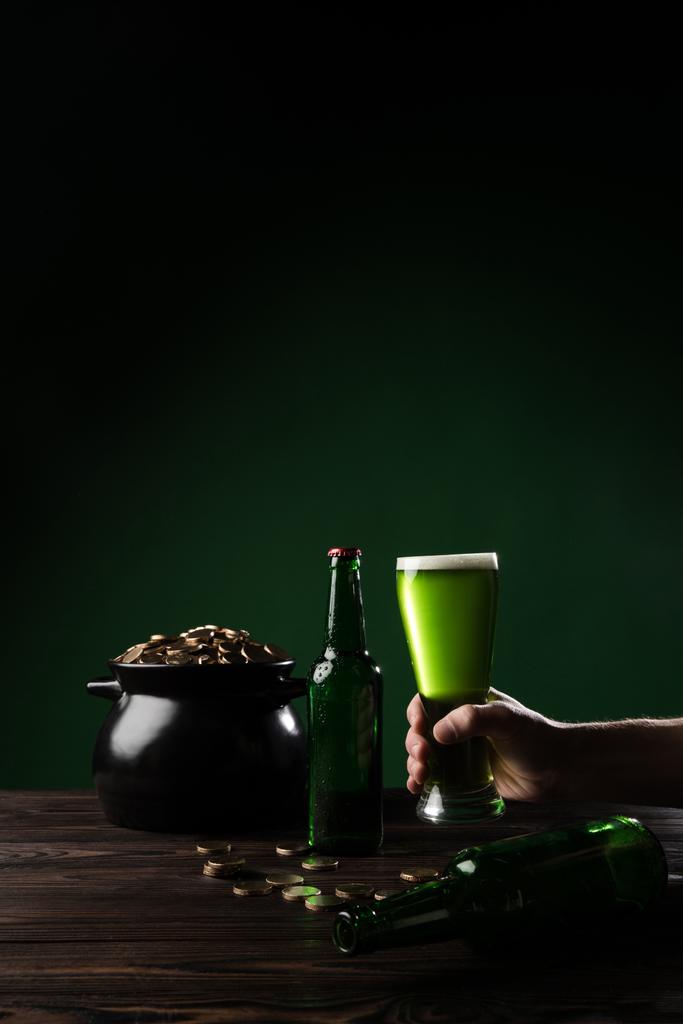 bijgesneden afbeelding van man met glas groene bier, st patricks dag concept - Foto, afbeelding
