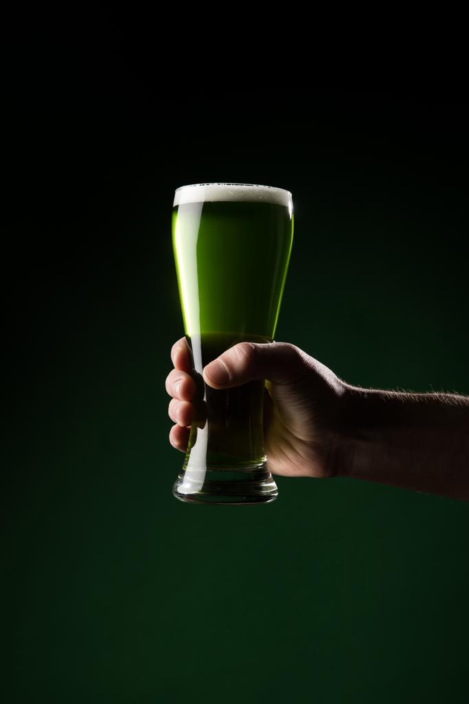 imagem cortada do homem segurando vidro de cerveja verde, st patricks conceito dia
 - Foto, Imagem