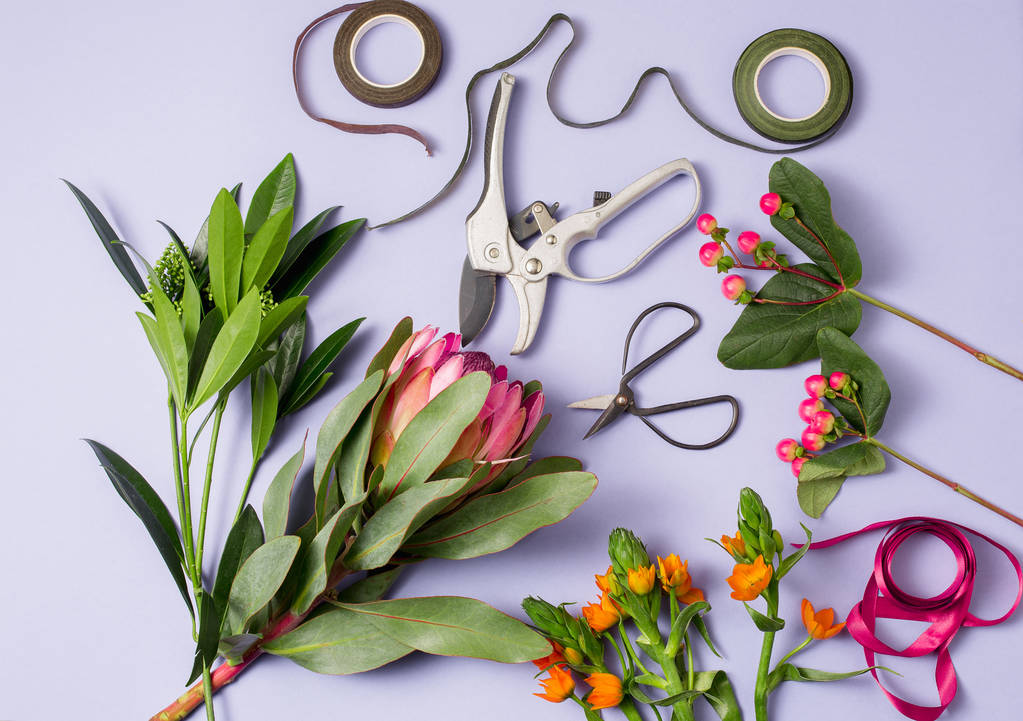 Werkzeuge und Accessoires, die Floristen für die Herstellung eines Straußes benötigen - Foto, Bild
