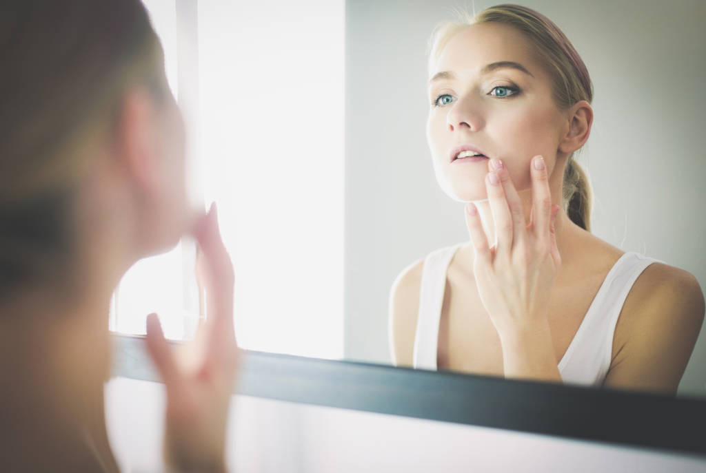 rostro de joven hermosa mujer sana y la reflexión en el espejo
 - Foto, Imagen