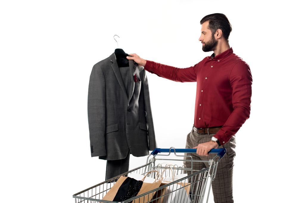 Beyaz adam alışveriş sepeti alışveriş torbaları ceket el arıyorum tam ile izole - Fotoğraf, Görsel