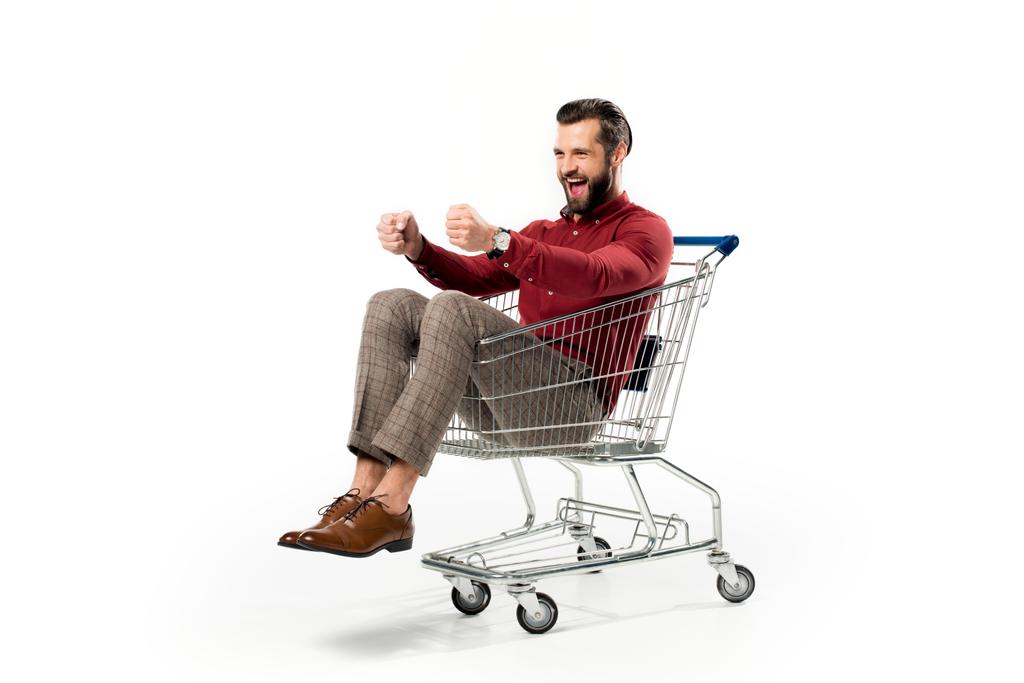 homem alegre sentado no carrinho de compras isolado no branco
 - Foto, Imagem