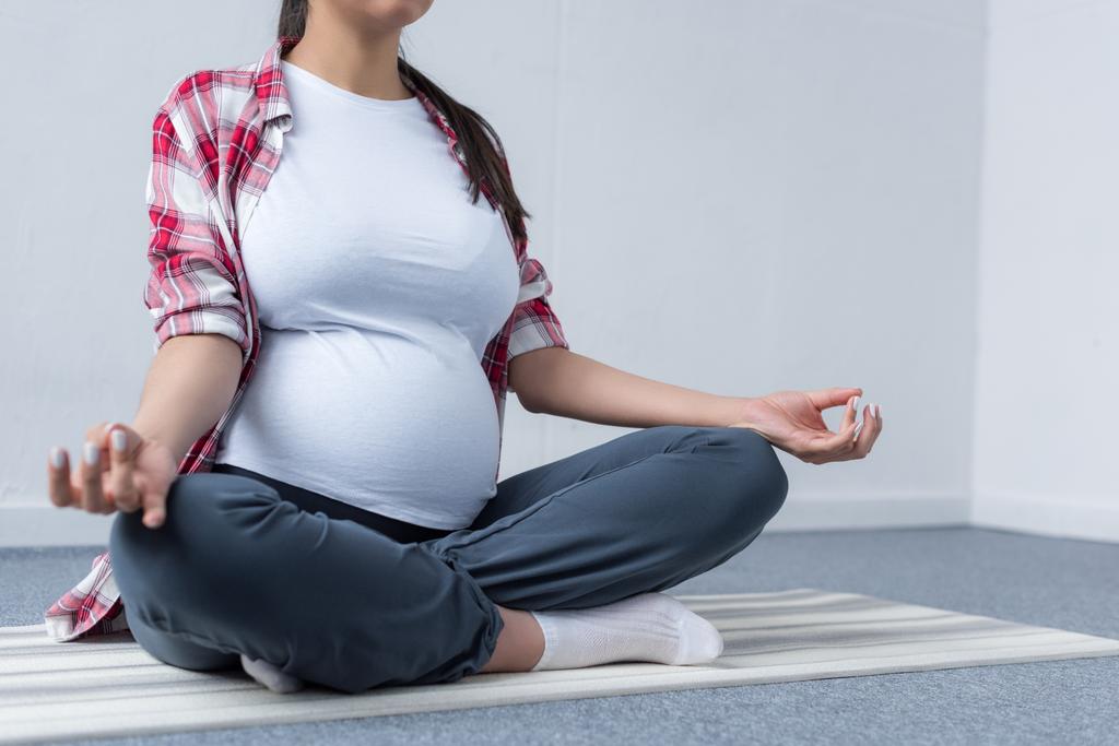 afro-américaine femme enceinte pratiquant le yoga sur tapis
 - Photo, image