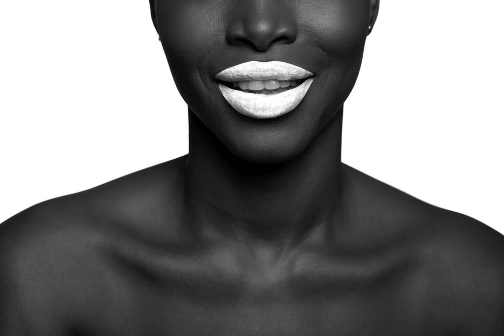 Konzept der mit schwarzer Haut afro Frau lächelt mit Glück bla - Foto, Bild