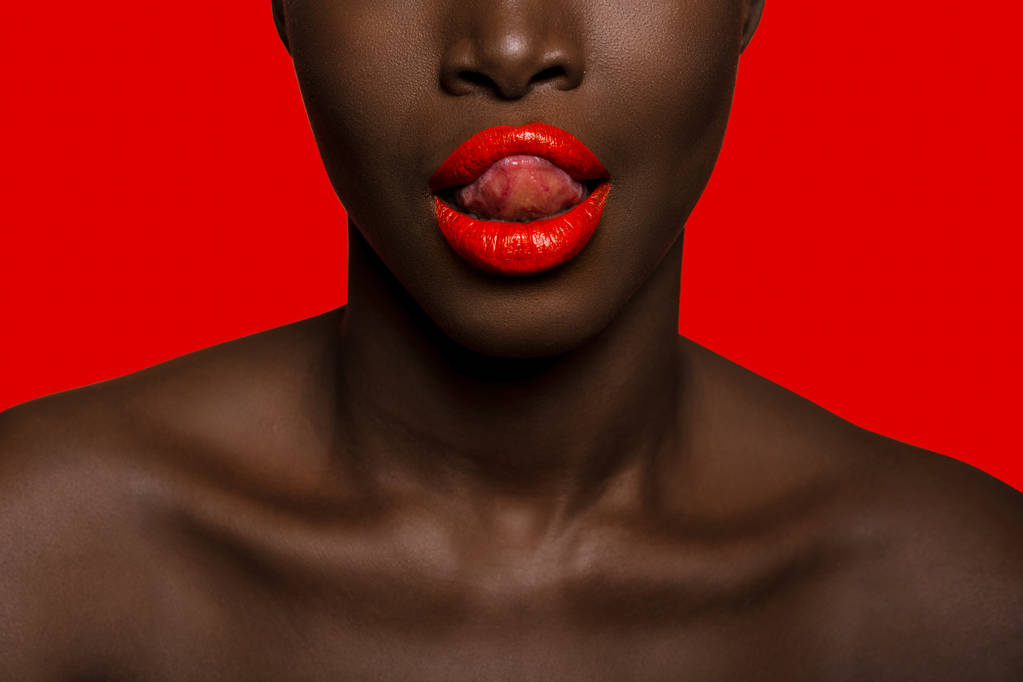 koncept barev s afro žena ústa s jazykem o černá kůže - Fotografie, Obrázek
