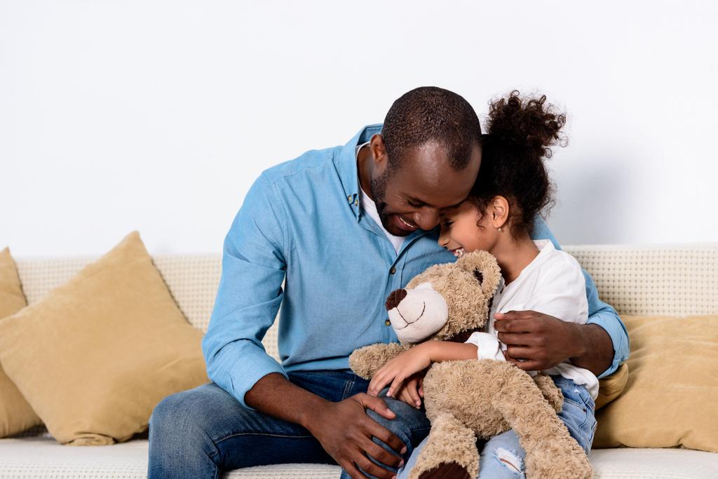afro-americano pai abraçando filha com ursinho de pelúcia
 - Foto, Imagem