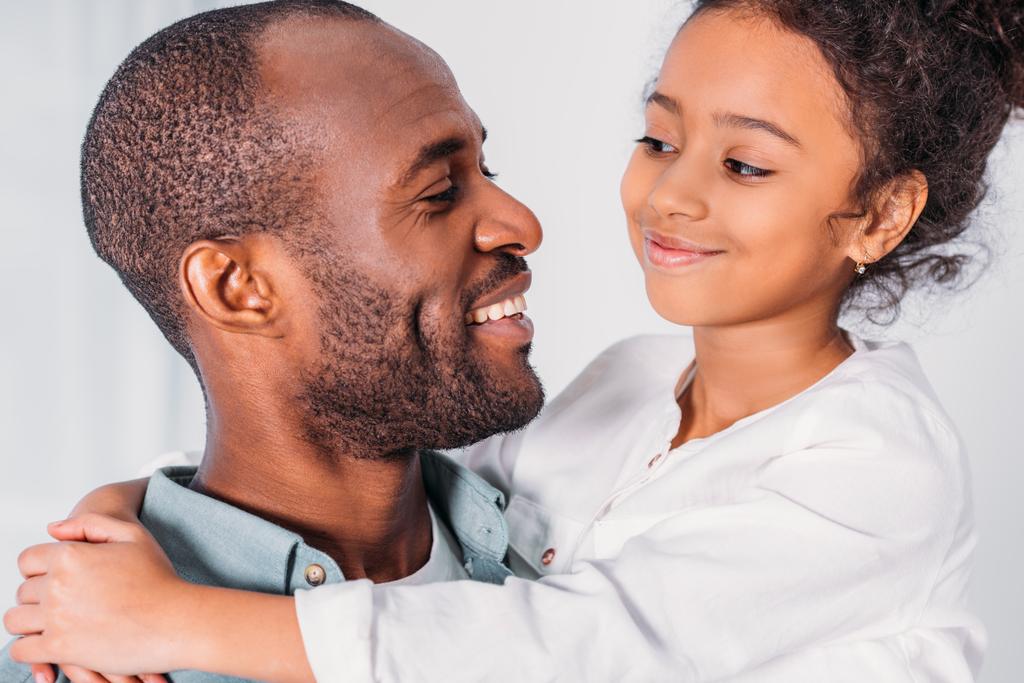 szczęśliwy ojciec african american i córką, patrząc na siebie - Zdjęcie, obraz