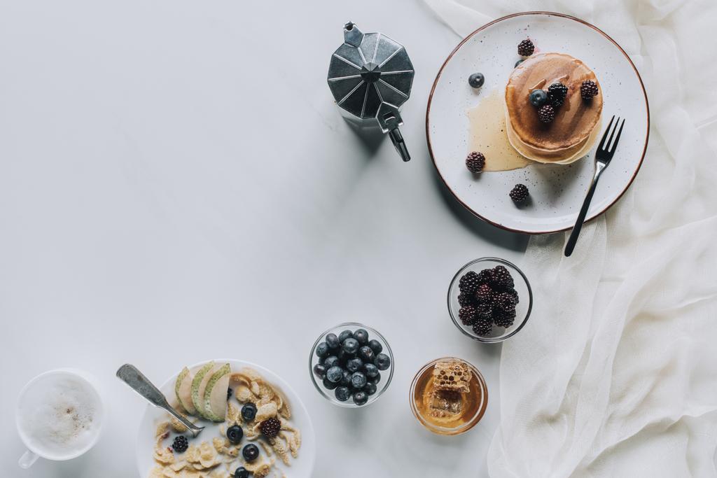 ylhäältä maukas terveellinen aamiainen pannukakkuja ja cappuccino harmaa
 - Valokuva, kuva