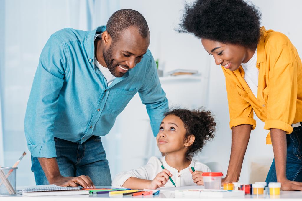 Αφρικανική αμερικανική γονείς βλέπουν τις κόρες χρώματα στο σπίτι - Φωτογραφία, εικόνα