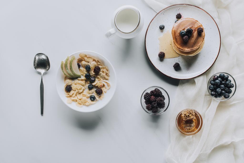 κάτοψη του φρέσκο υγιεινό νόστιμο πρωινό σε γκρι  - Φωτογραφία, εικόνα