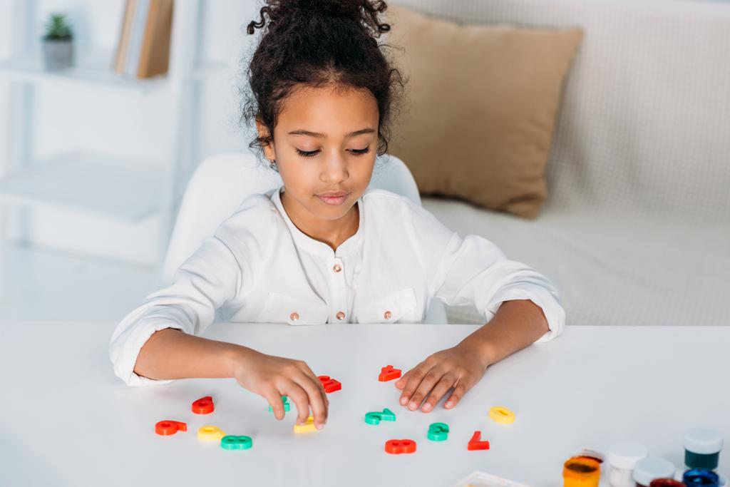 adorável criança afro-americana aprendendo números coloridos em casa
 - Foto, Imagem