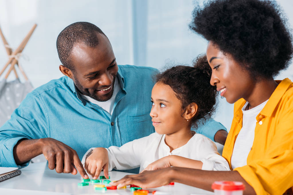 Afryki amerykański rodziców nauczania matematyki Córka, w domu - Zdjęcie, obraz