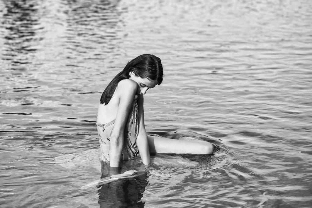 Chica bonita en el agua
 - Foto, Imagen