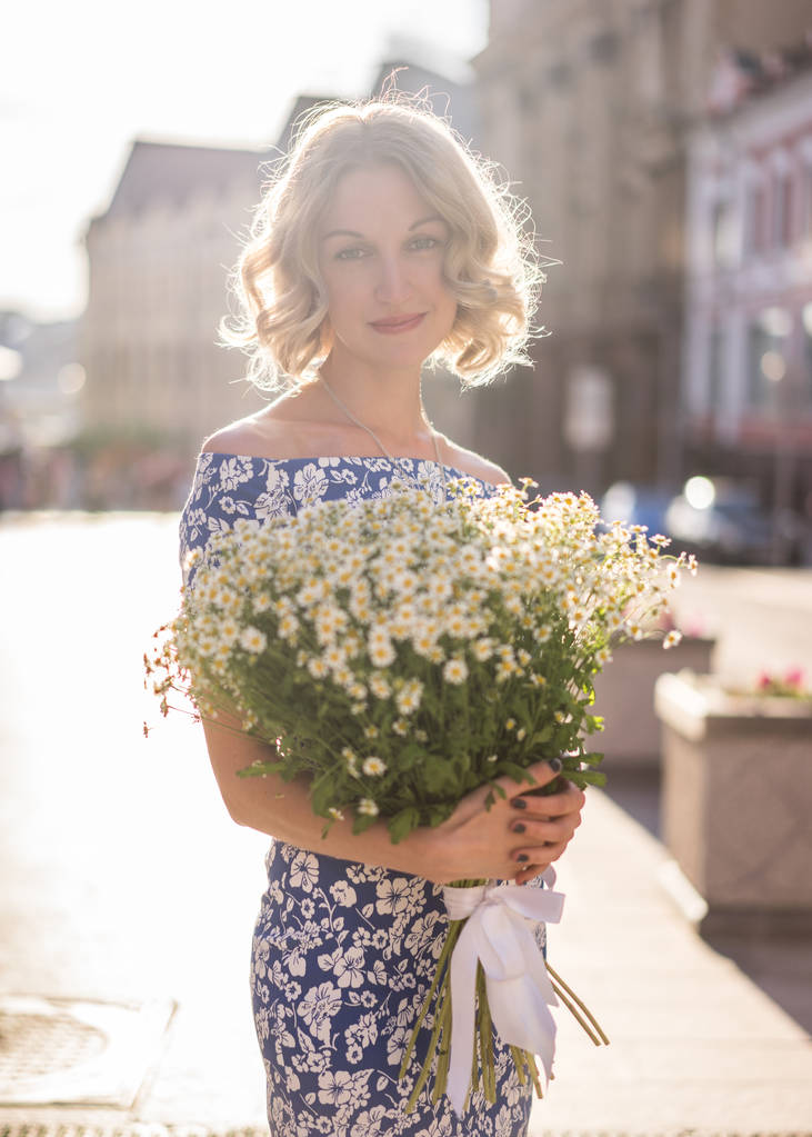 blonde avec un bouquet de marguerites
 - Photo, image
