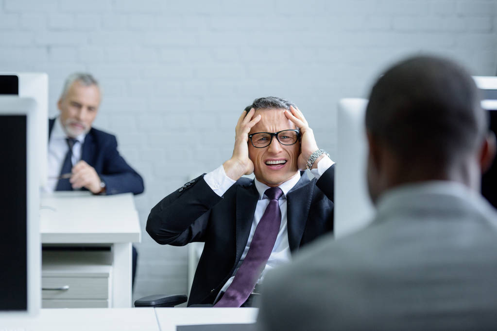 selectieve aandacht van gestresste zakenman op werkplek op kantoor - Foto, afbeelding