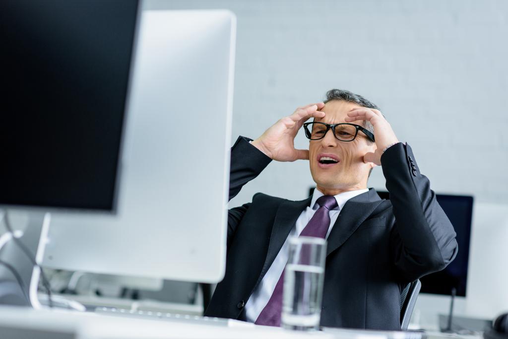 стресс бизнесмен смотрит на экран компьютера на рабочем месте
 - Фото, изображение