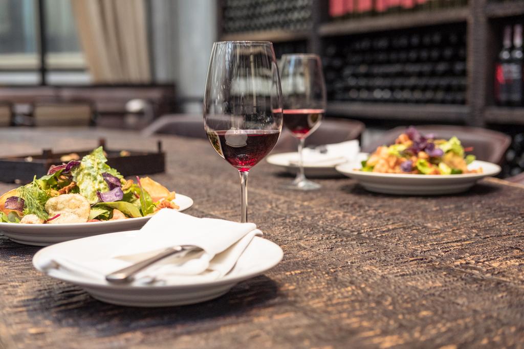 deliciosa ensalada con vino en una mesa de madera rústica para una cena romántica en un restaurante de lujo
 - Foto, imagen