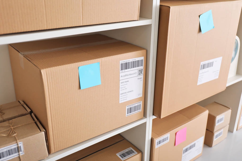 Estanterías con paquetes listos para su envío a los clientes en la oficina en el hogar. Empresas de nueva creación
 - Foto, imagen