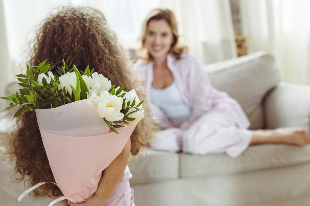 filhinha com buquê de flores para sua mãe no dia das mães felizes
 - Foto, Imagem