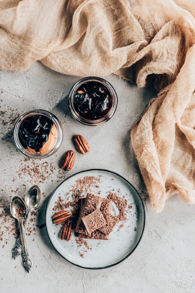 vista superior de dulces deliciosos postres de chocolate caseros en gris
 - Foto, Imagen