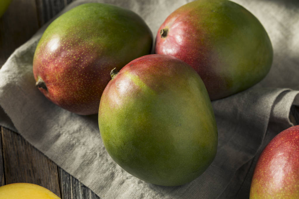 Сырые красный зеленый манго органических фруктов - Фото, изображение