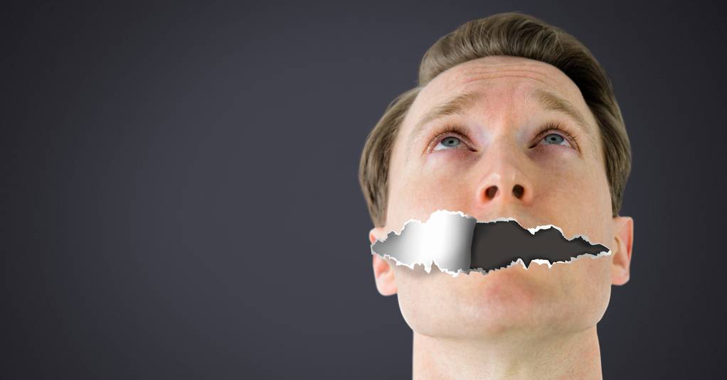 Ψηφιακός σύνθετος άνθρωπος με σκισμένο χαρτί στο στόμα - Φωτογραφία, εικόνα