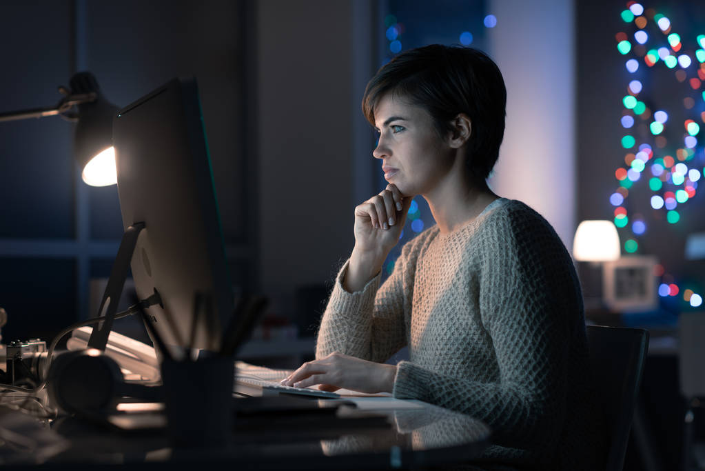 Νεαρή γυναίκα που εργάζεται με υπολογιστή - Φωτογραφία, εικόνα