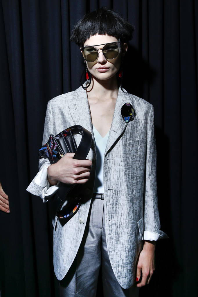 Milan, İtalya - 22 Eylül: Manken sahne arkasında Giorgio Armani gösteri öncesinde, Milano, İtalya Milano moda hafta ilkbahar/yaz 2018 üzerinde 22 Eylül 2017 sırasında görülür. - Fotoğraf, Görsel