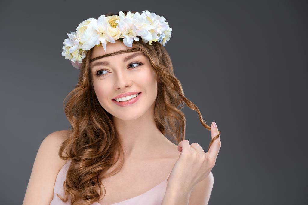 játékos fiatal nő, göndör haj szürke elszigetelt Virág Koszorú - Fotó, kép