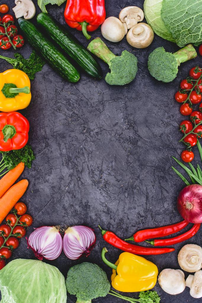 felülnézet, friss nyers egészséges bio-zöldségekkel, fekete - Fotó, kép