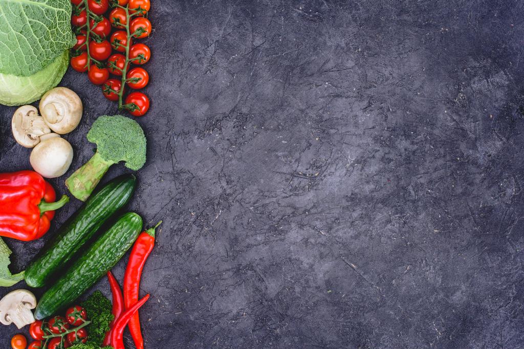 vista superior de legumes saudáveis frescos variados em preto
 - Foto, Imagem