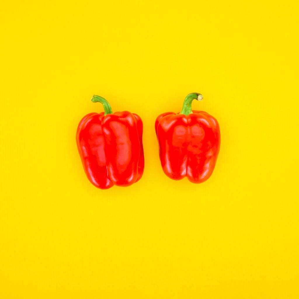 pohled shora z čerstvé červené papriky papriky izolované na žluté - Fotografie, Obrázek