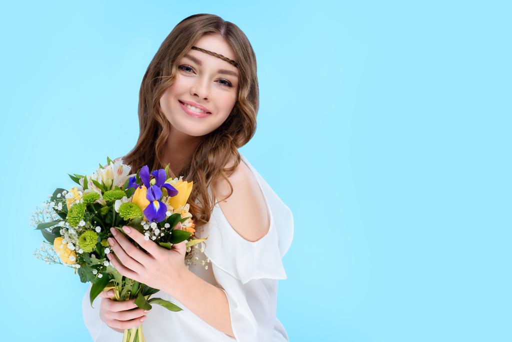 boldog, fiatal nő, gazdaság, elszigetelt kék virágminták csokor - Fotó, kép