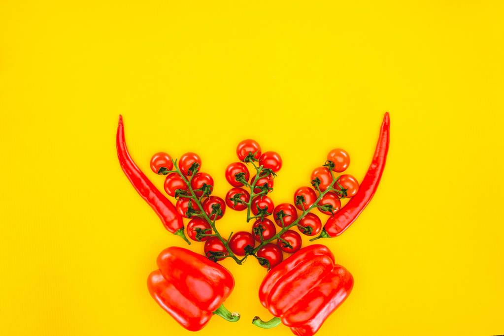 pohled shora z čerstvé červené papriky a cherry rajčátky, izolované na žluté  - Fotografie, Obrázek