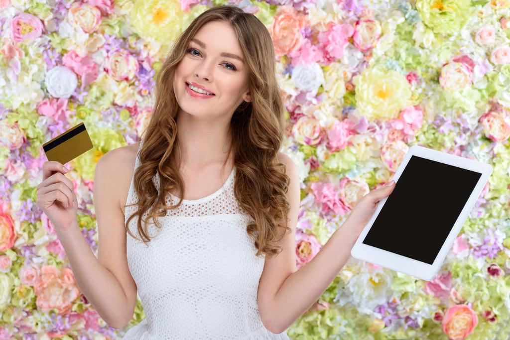 hermosa mujer joven con tableta y tarjeta de creto
 - Foto, Imagen
