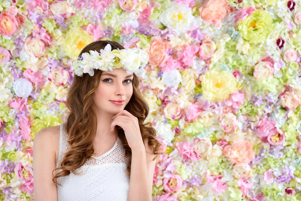 atrakcyjna młoda kobieta w wieniec kwiatowy - Zdjęcie, obraz