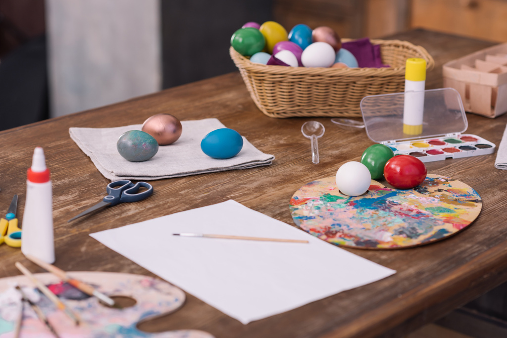 раскрашенные пасхальные яйца акварелью на деревянном столе
 - Фото, изображение