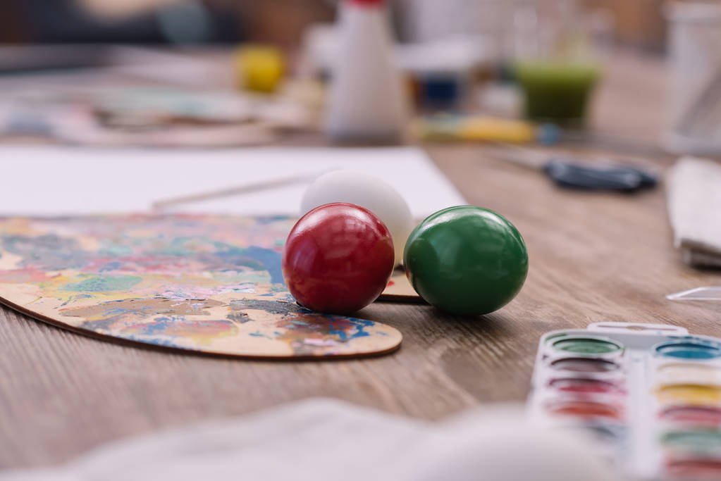 oeufs de Pâques peints sur table en bois
 - Photo, image