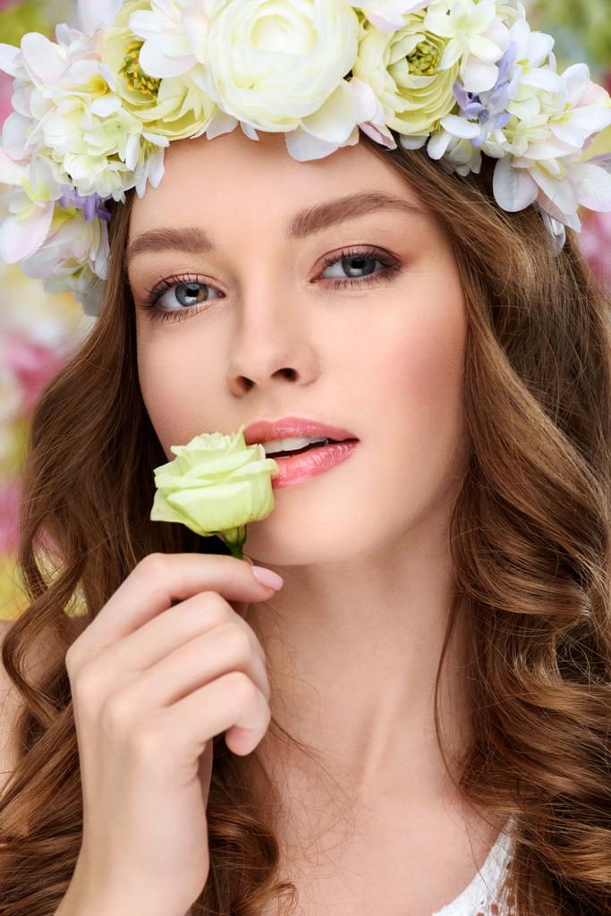 Close-up portret van de jonge vrouw in bloemen krans met bloeiende roos bud - Foto, afbeelding